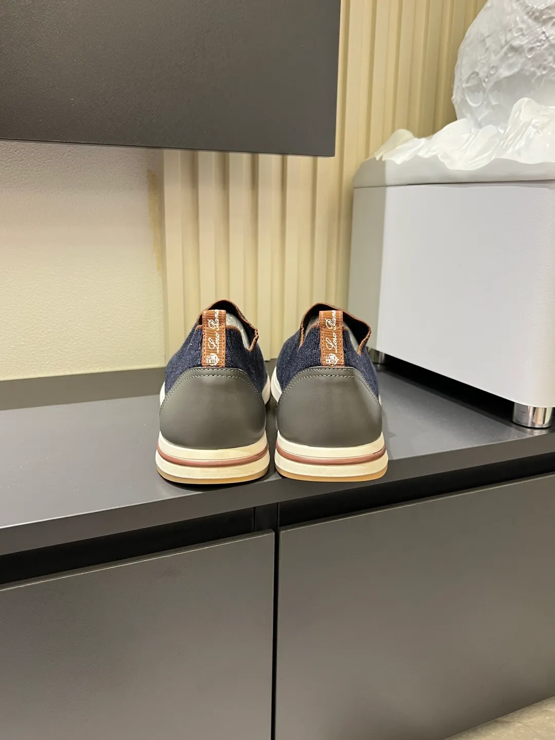 Men's Men's Shoes 💰p380 Loro Men's Shoes 💰piana/Noyo Piana 360 L Men's Shoes 💰p Flexy Walk Men's Sports Shoes These sports shoes are made of knitted wool uppers, and the heel is wrapped in smooth calf leather. Merino sheep are selected from Australia and New Zealand. The upper is machine-woven like a sweater, and then equipped with a white rubber outsole and a Kummel-colored sole. It is both beautiful and non-slip. The fabric is 100% cashmere and the insole is calf leather. It is super comfortable on the feet! Comes with full original packaging! Multiple colors available! Size: 38-44 (45 customized)
